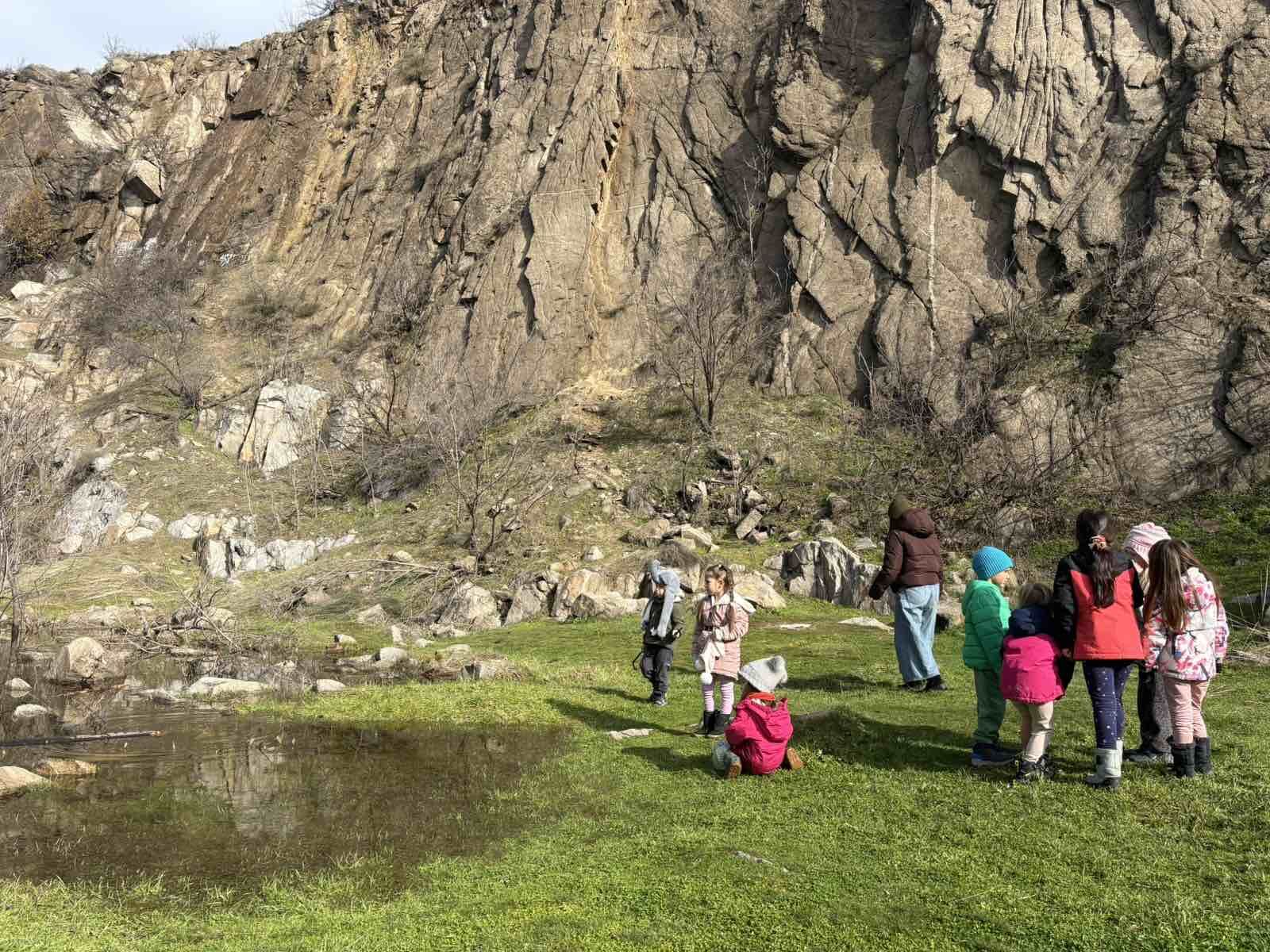 Деца и учители на поляна под скалите на хълма в Пловдив, разходка с Villekulla